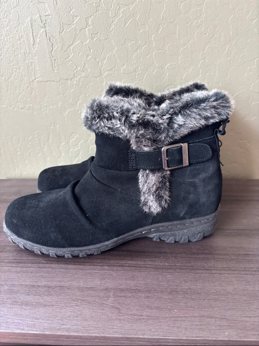 Khombu Lindsey Black Suede Rubber Sole Winter Faux Fur Boots Size‎ 8 NWOT